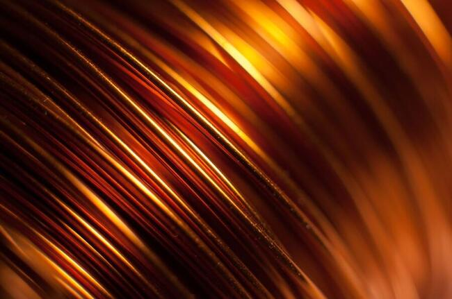 Penurunan tajam harga emas, perak, dan tembaga memicu kerugian sebesar $120 juta pada klon logam blockchain