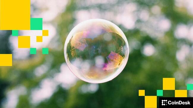 Драгоценные металлы обвалились: серебро упало на 35%, золото снизилось на 12%, в то время как биткоин удерживается на уровне $83,000