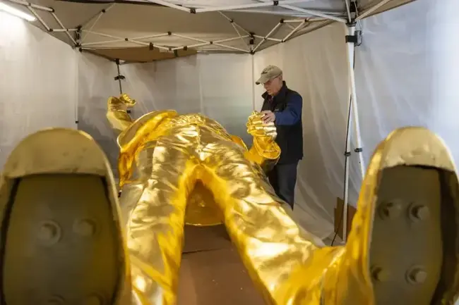 迷因幣行銷新招：30 萬美元打造座川普鍍金雕像