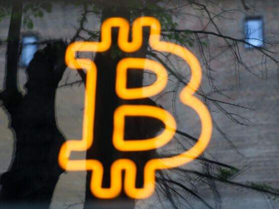 Ether in bitcoin ponovno strmo padata