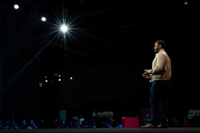 Акции WLFI выросли на 10% после сделки с стабильной монетой Apex, превзойдя BTC и ETH