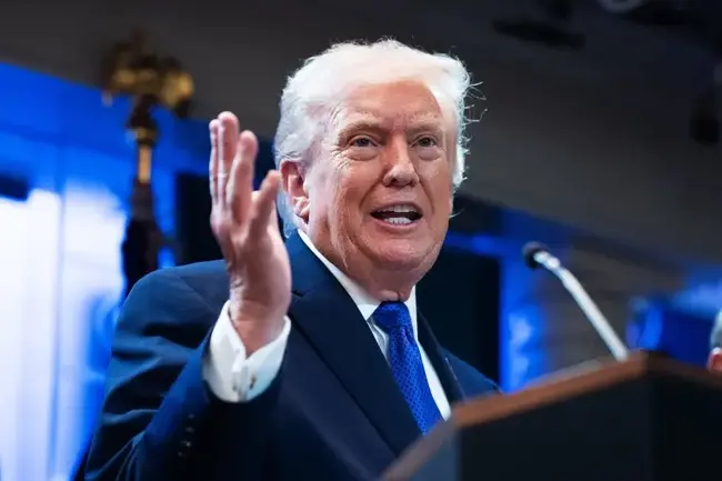 川普深夜加碼！全球關稅從 10% 升至 15%，比特幣 6.8 萬美元震盪