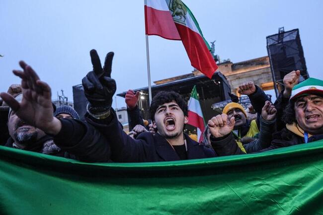 L’effondrement du rial iranien reflète la crise libanaise, poussant les citoyens vers le bitcoin