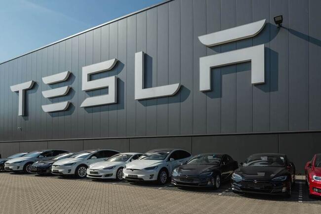 Tesla (TSLA) stock falls as UK February sales dropped 37% to 2,422 vehicles, while the broader UK automotive market achieved its best February since 2004. The post Tesla (TSLA) Stock Declines After UK February Sales Plunge 37% appeared first on Blockonomi.