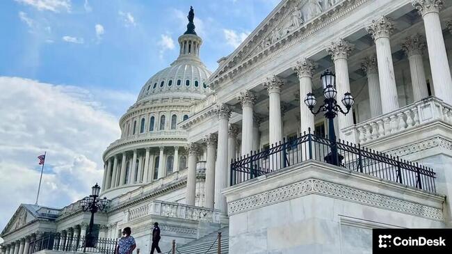 Сенаторы пытаются разблокировать застопорившийся закон о криптовалютной прозрачности (Clarity Act) путем компромисса по доходности стейблкоинов