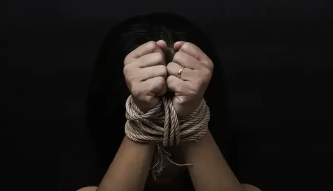 Falsos policiais mantêm casal francês sob a mira de faca em roubo de US$ 1 milhão em Bitcoin