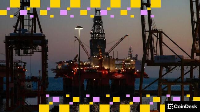 нефтяная вышка на фоне биткоина