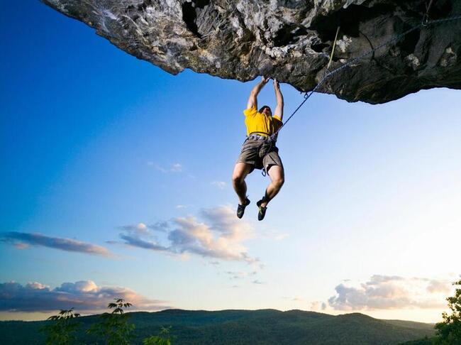 Bitcoin mantém ganhos mensais, sequência histórica de perdas ainda em curso