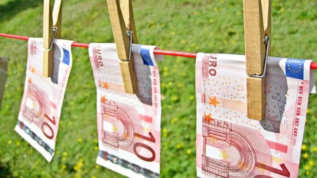 Blanchiment d'argent en France: quelle place occupent les cryptos face au cash?
