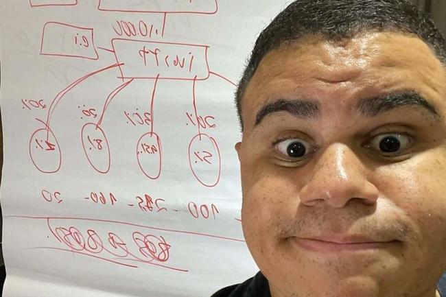 Líder de plataforma cripto que congelou saques volta para condomínio de luxo enquanto clientes seguem sem respostas