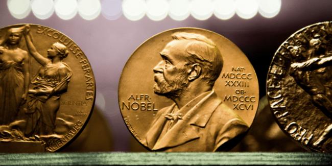Un premio Nobel predijo el Bitcoin y las criptomonedas hace 30 años