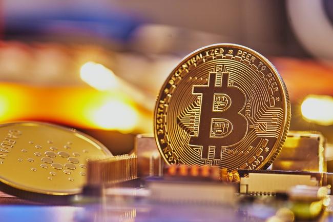 A bitcoin bevésések segítik a bányászok bevételét, de a felezés fájni fog így is