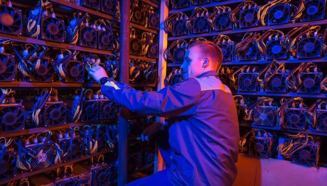 Waarom bitcoin miners steeds meer onder druk staan momenteel