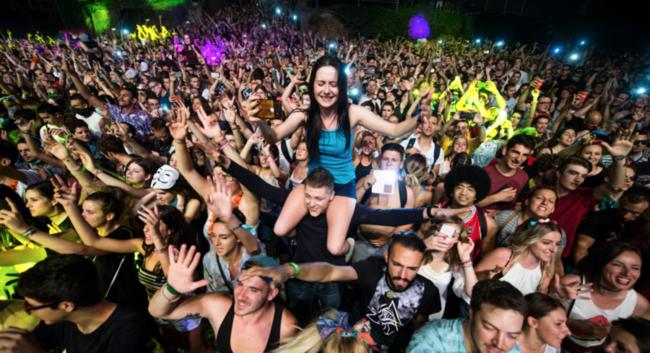 Jak Ibiza powoli staje się „Wyspą Kryptowalut” – opowieść o mariażu blockchaina i nocnego życia klubów.