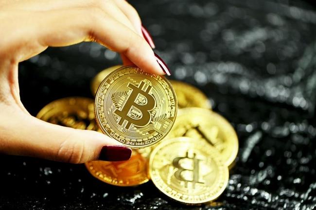 Gli investitori ritirano oltre 220 milioni di dollari in Bitcoin dai crypto exchange