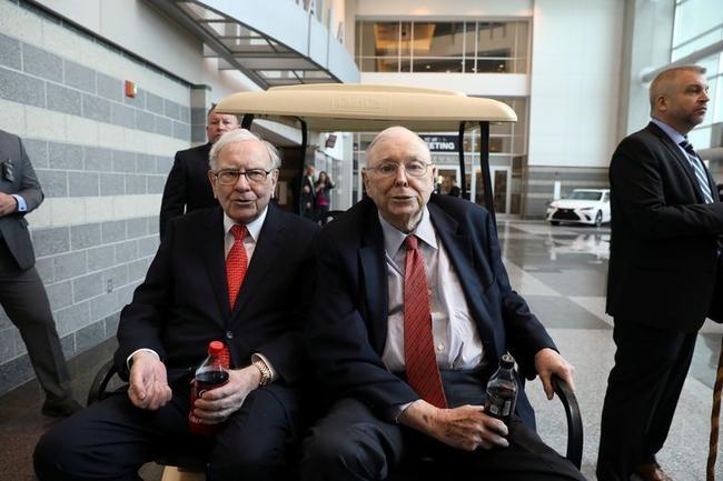 Elhunyt Warren Buffet jobbkeze, aki többször is kritizálta a Bitcoint