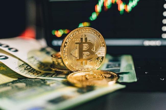Bitcoin przebija 40,000 USD, wzrósł o 160% w ciągu roku. Impreza na Titanicu czy brama do nowej hossy kryptowalut?