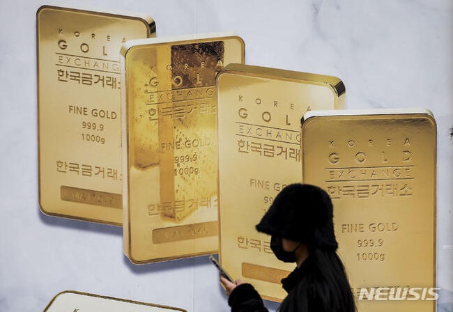 금값, 사상 최고치 기록…온스당 2100달러 넘어서