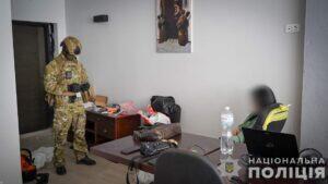 Українські поліцейські ліквідували шахрайський call-центр в Одесі, де громадян Чехії ошукали на 5,5 млн грн