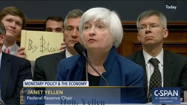재닛 옐런 뒤에 등장한 ’비트코인 사세요’ 피켓, 16BTC($100만)에 경매 낙찰