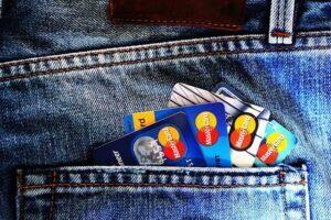 На кожного повнолітнього громадянина України припадає в середньому 3 платіжних картки — банкір