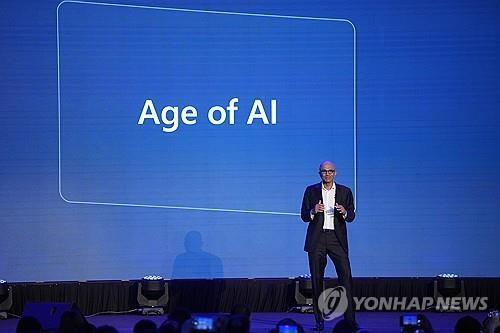 “MS, 구글·오픈AI에 맞설 새 AI 모델 ‘MAI-1’ 학습 중”
