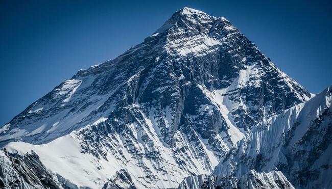 Bandera de Bitcoin en la montaña más alta del mundo, el Everest