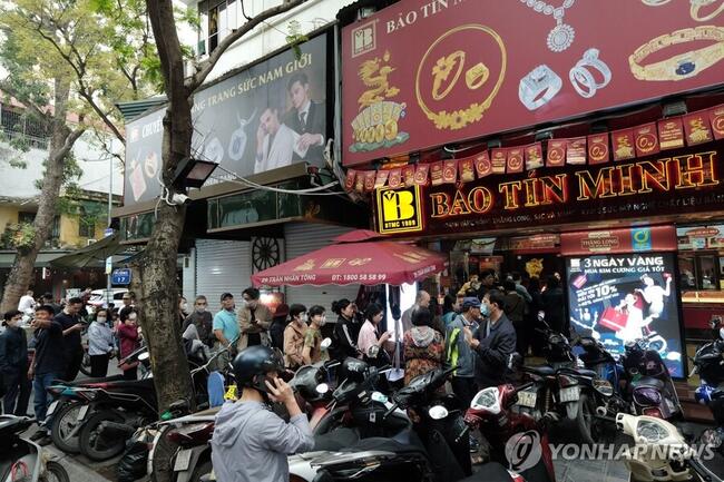 베트남 ‘금 사재기’ …국제가보다 8% 이상 높아–법정화폐 불신도 한몫