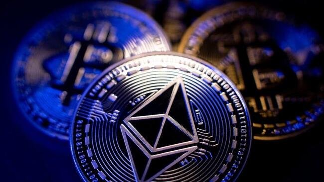 Trump's Crypto Push: IBIT Vs. ETHA – Which ETF Stands To Gain More?