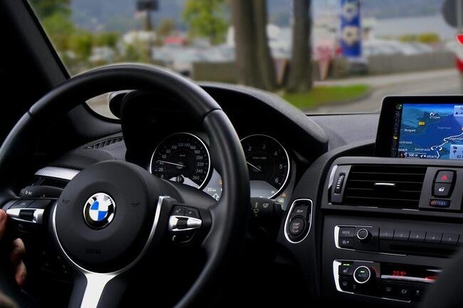 BMW 去年淨利暴跌三分之一 至 76.8 億歐元，憂今年被美中歐三方關稅制裁夾殺