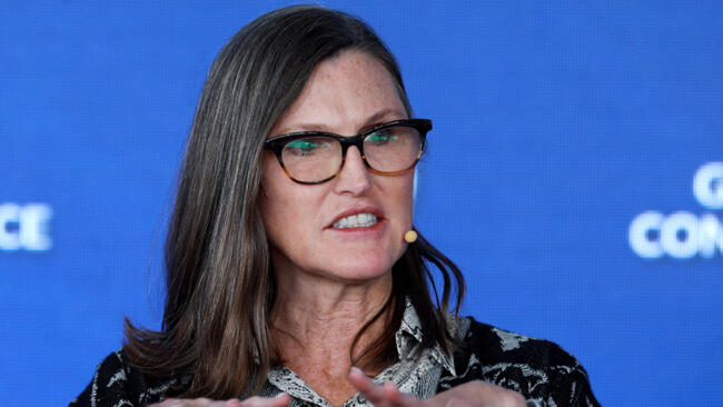 「ミームコインは無価値になる可能性高い」とキャシー・ウッドが警告＝報道