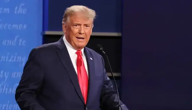 Trump diz que sua memecoin é a “maior de todas” e preço dispara