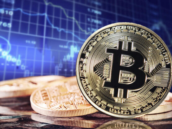 Zlato ruši rekorde, bitcoin pada – konec mita o digitalnem zlatu?