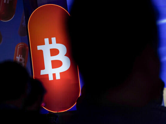 Odboj bitcoina in nov rekord zlata: Trumpov pritisk na Fed trese dolar