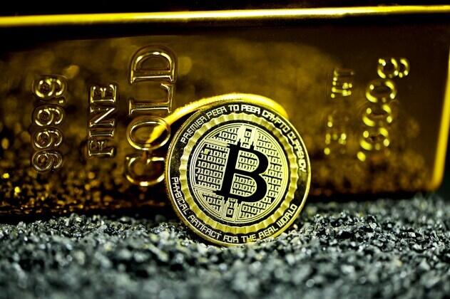Is Bitcoin Following Gold’s Power Curve? Analyst Predicts $450,000 Target By Q4 2025