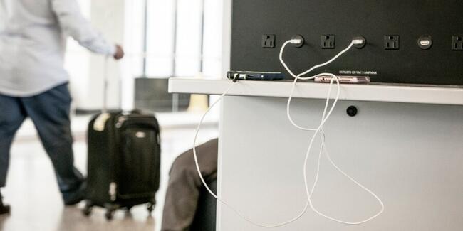 Egy fontos biztonsági figyelmeztetés: ezért ne töltsd soha a telefonodat a reptéren vagy a szállodában