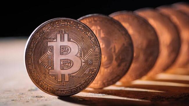 Биткойн щурмува върха от $100 000 след търговска сделка между САЩ и Великобритания