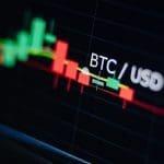 Bitcoin koers gered door bedrijven, terwijl zelfstandigen dumpen