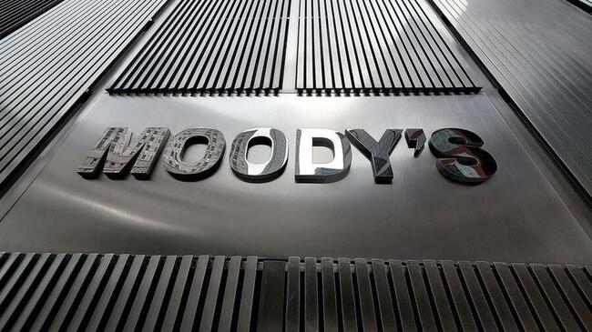 Bitcoin Recupera $105K Dopo Che Moody’s Declassa il Rating del Credito degli Stati Uniti
