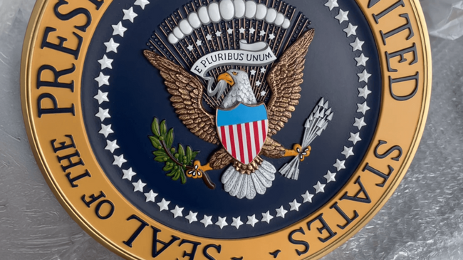 Controversia sul Sigillo Presidenziale colpisce l’evento dei Detentori di Memecoin TRUMP