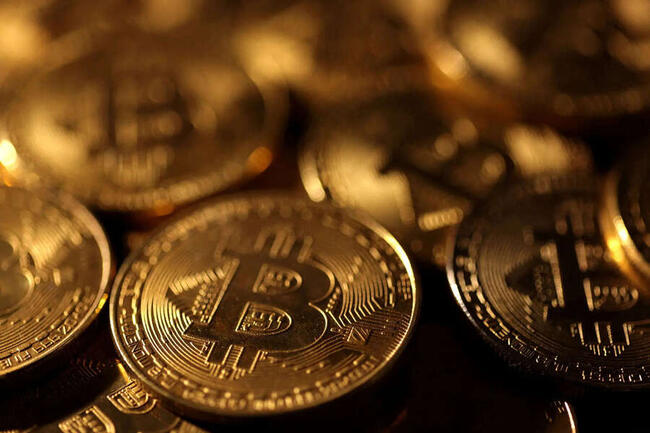 Bitcoin holds above $106k amid geopolitical jitters; Solana, Hyperliquid jump up to 7%