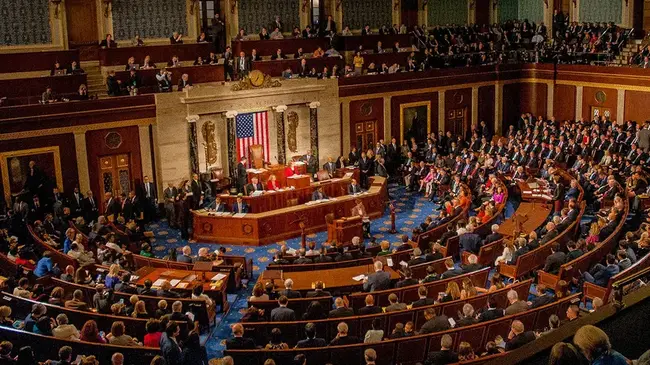 Legislatori Bipartisan Presentano Risoluzione per Tenere gli USA Fuori dal Fuoco Incrociato tra Israele e Iran