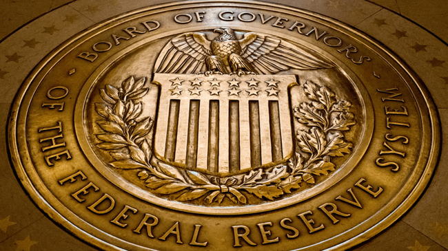 Confronto sui tassi d’interesse: Trump vs. Powell, Massie vs. la Fed
