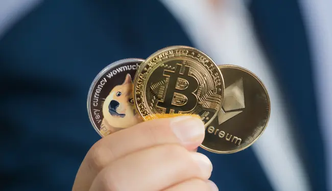 Bitcoin volta a subir após queda rápida; Ethereum e Dogecoin enfrentam forte volatilidade