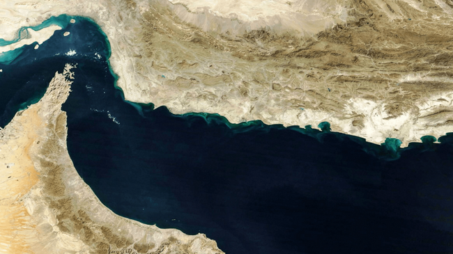 Bitcoin cae por debajo de $100K mientras Irán se mueve para cerrar el Estrecho de Ormuz
