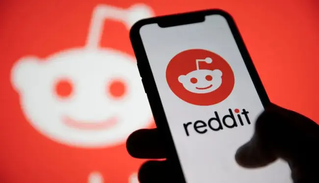 Reddit pode adotar escaneamento de íris da Worldcoin para verificação de usuários