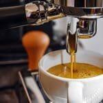 Dit betaalt de gemiddelde Nederlander per kop koffie – meer dan je denkt
