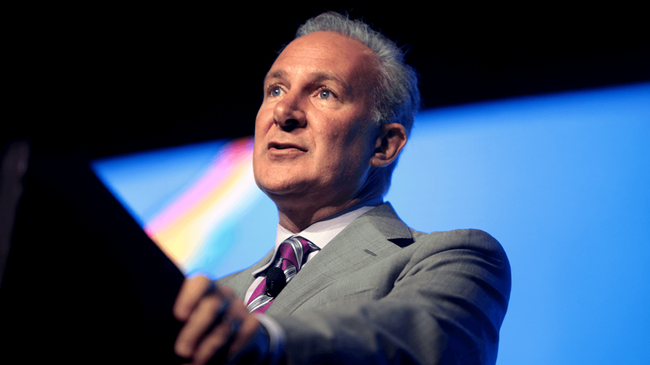 Peter Schiff tire la sonnette d’alarme : la montée du Bitcoin est une « distraction » du grand moment de l’argent.