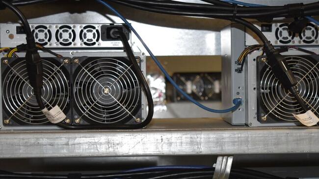 Акции майнинговых компаний Bitcoin возглавляют рост криптовалютных акций после достижения BTC отметки $122K
