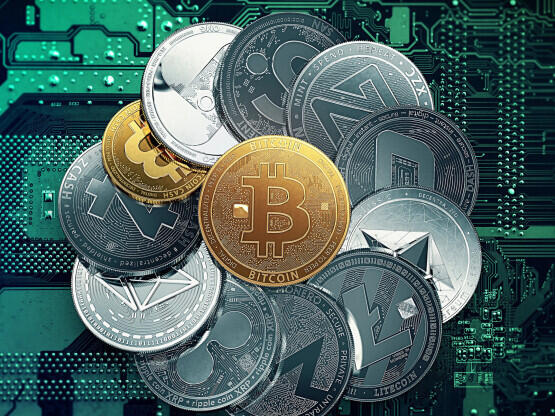 Bitcoin na rekordu – je prišel čas za manjše kriptokovance?